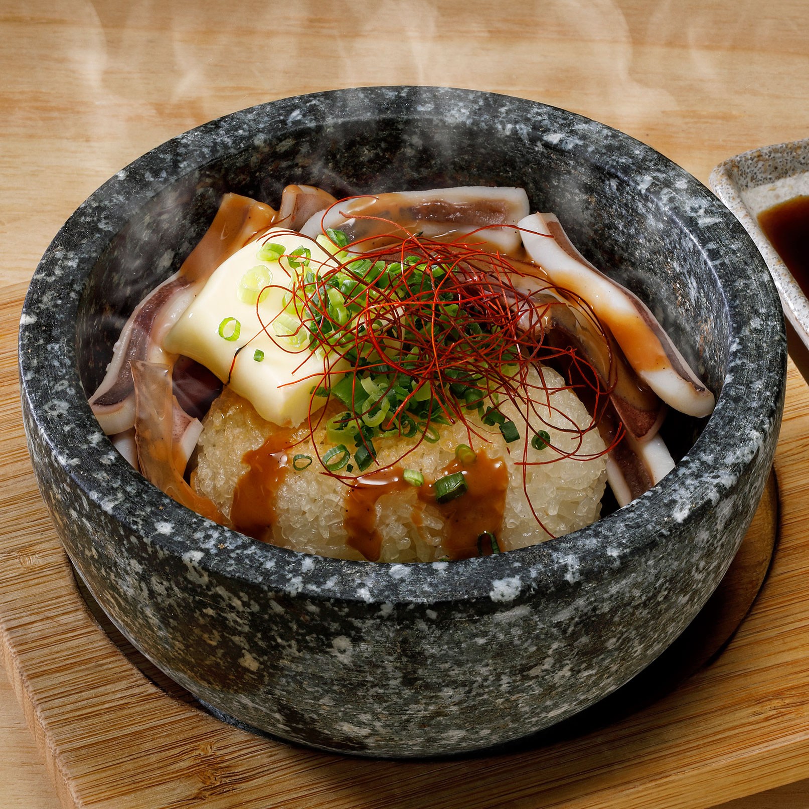 居酒屋　刺身と寿司 うおや一丁 新宿三光町店　／イカゴロ味噌バターの石焼ごはん