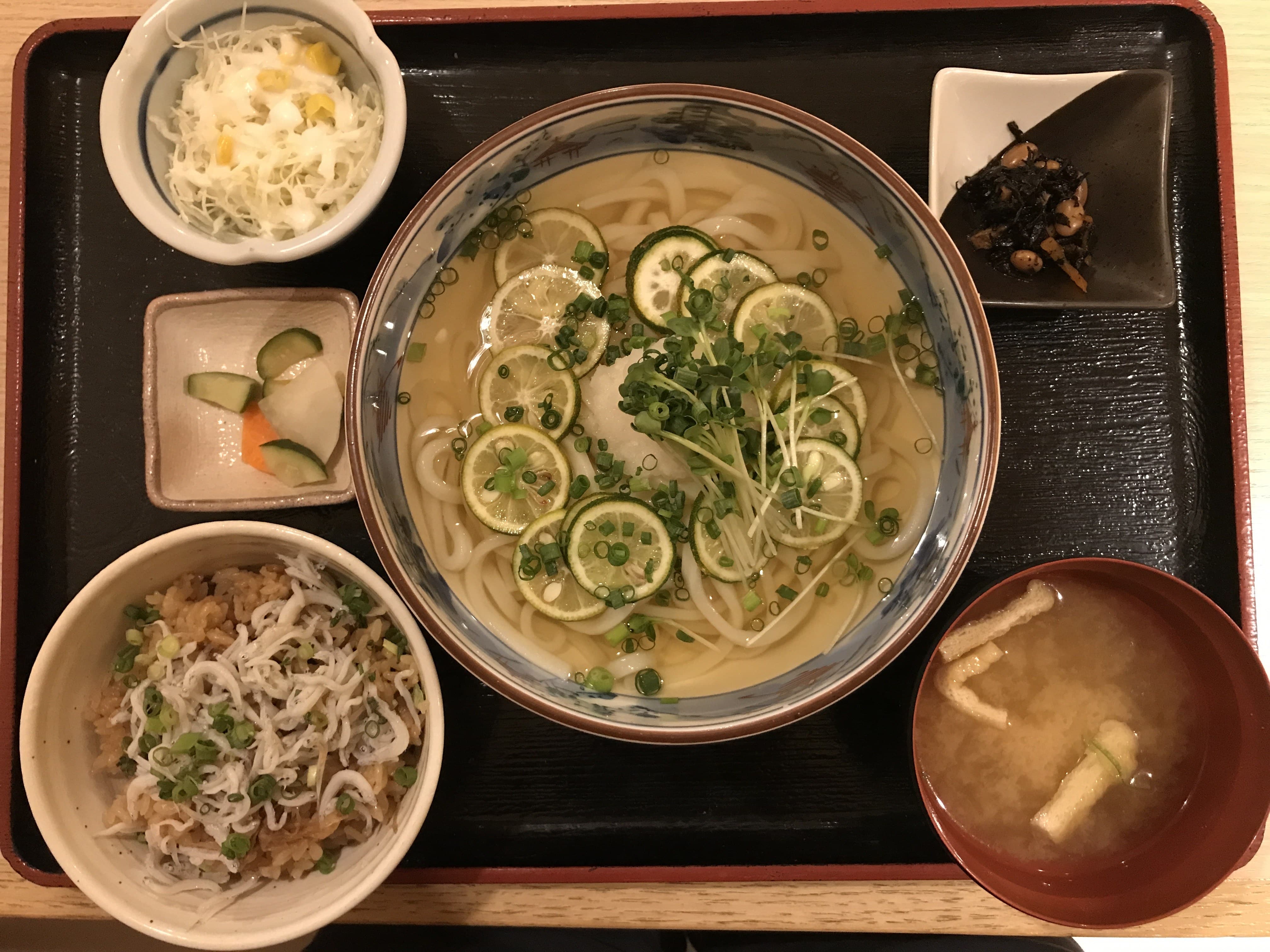 居酒屋　刺身と寿司　うおや一丁 新宿三光町店　／すだちうどん／刺身／海鮮／寿司／ランチ