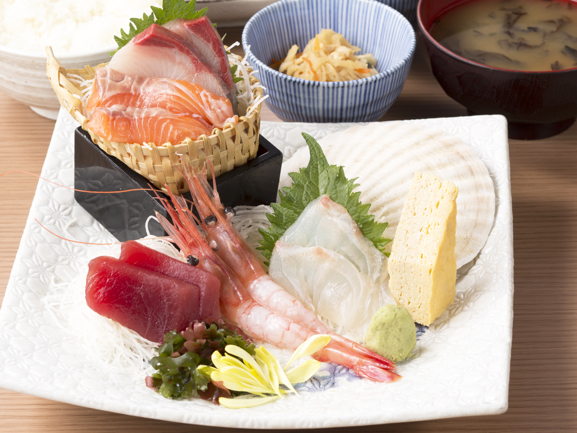 うおや一丁 新宿三光町店　今日のランチは刺身定食！　