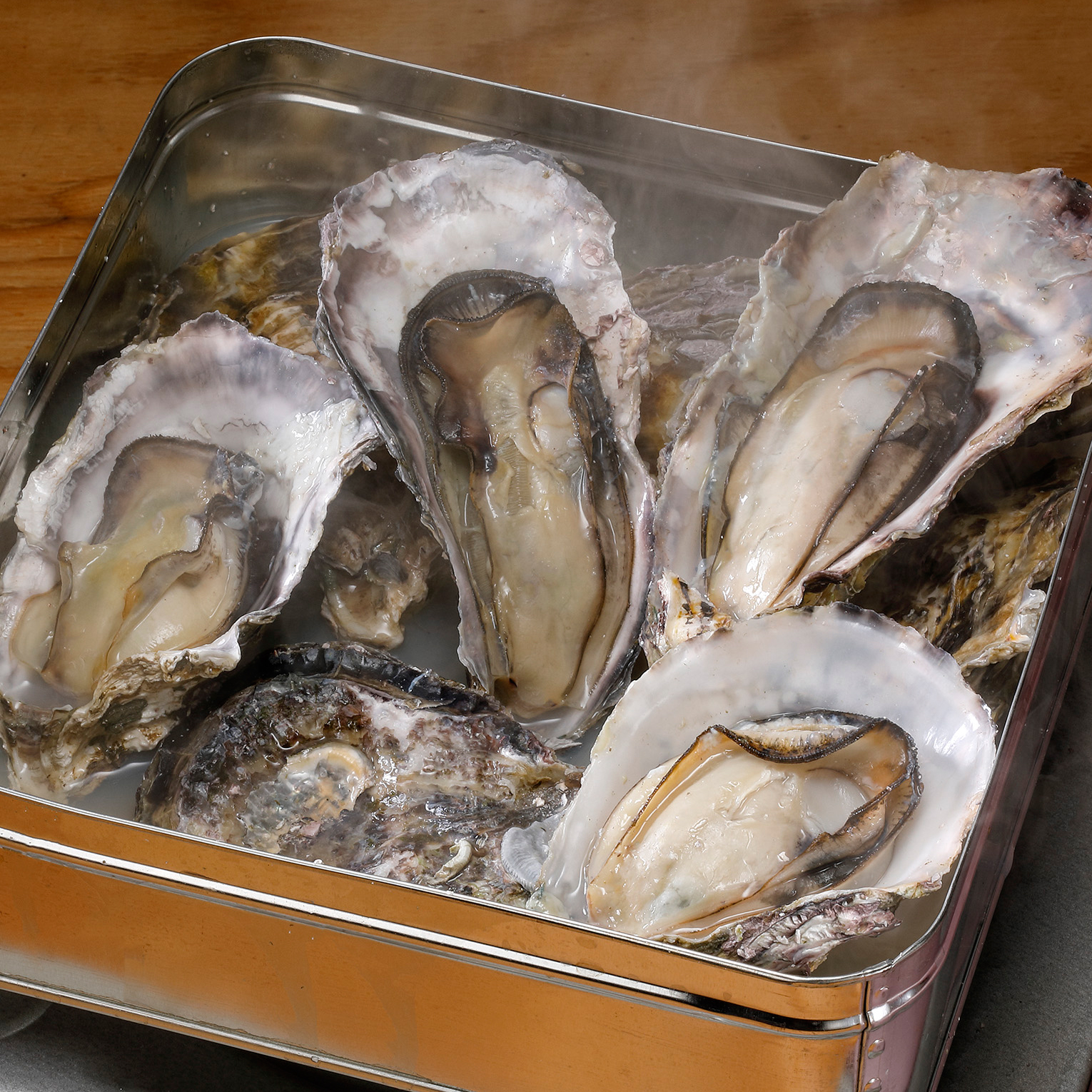 居酒屋　刺身と寿司 うおや一丁 新宿三光町店　／牡蠣のガンガン焼き