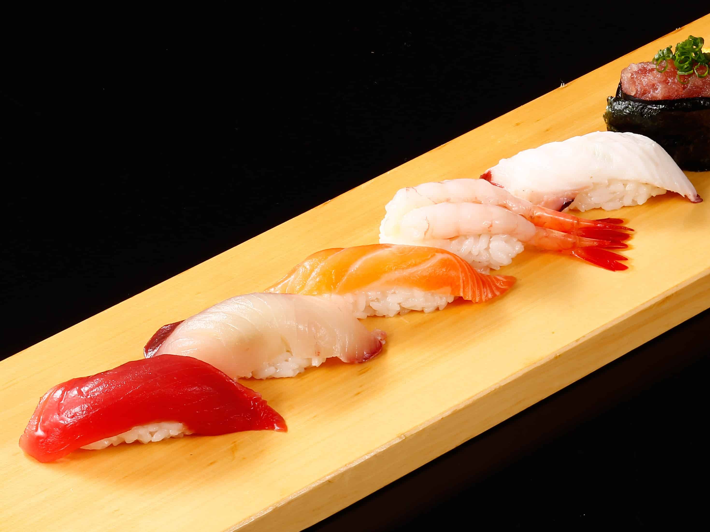 居酒屋　刺身と寿司　うおや一丁 新宿三光町店　にぎり寿司／刺身／海鮮／寿司／ランチ／宴会4～40名様