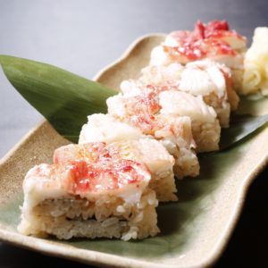 タラバガニの押し寿司はハーフサイズもご用意しております。