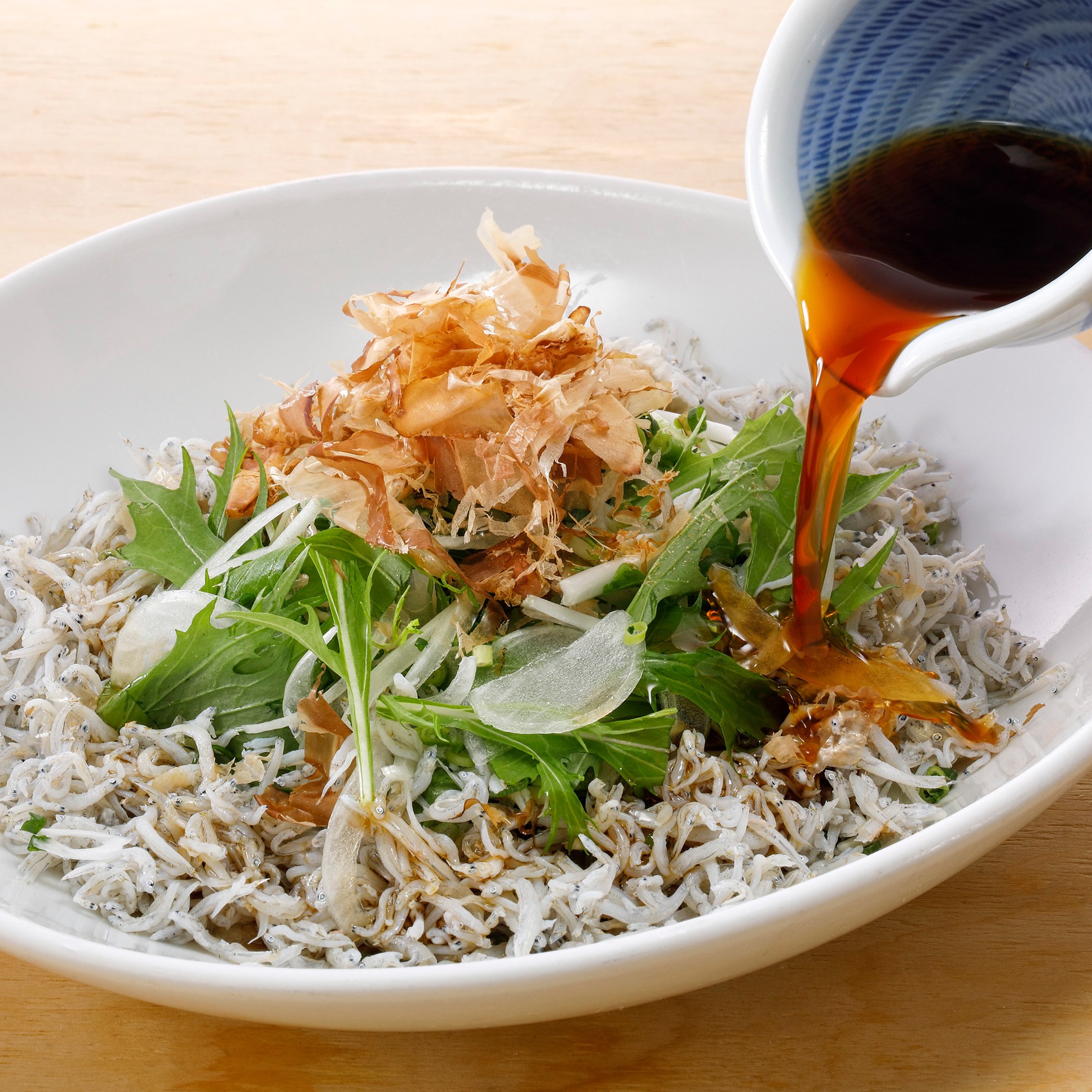 居酒屋　うおや一丁 浦和店　／　たっぷりのせる釜揚げシラスのサラダ